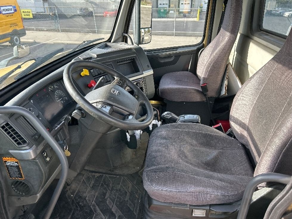 Day Cab Tractor-Heavy Duty Tractors-Volvo-2019-VNL64T300-Mississauga-ON-675,541\n\t\tkm-$ 52,750 - Image 10