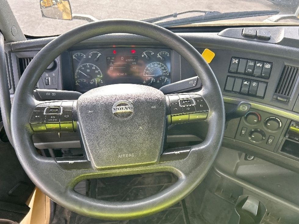Day Cab Tractor-Heavy Duty Tractors-Volvo-2019-VNL64T300-Mississauga-ON-675,541\n\t\tkm-$ 52,750 - Image 11