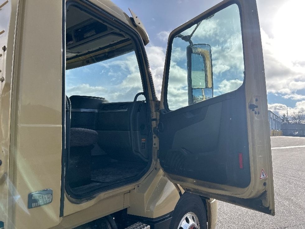 Day Cab Tractor-Heavy Duty Tractors-Volvo-2019-VNL64T300-Mississauga-ON-675,541\n\t\tkm-$ 52,750 - Image 12