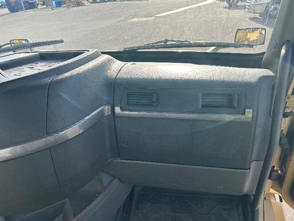 Day Cab Tractor-Heavy Duty Tractors-Volvo-2019-VNL64T300-Mississauga-ON-675,541\n\t\tkm-$ 52,750 - Image 13