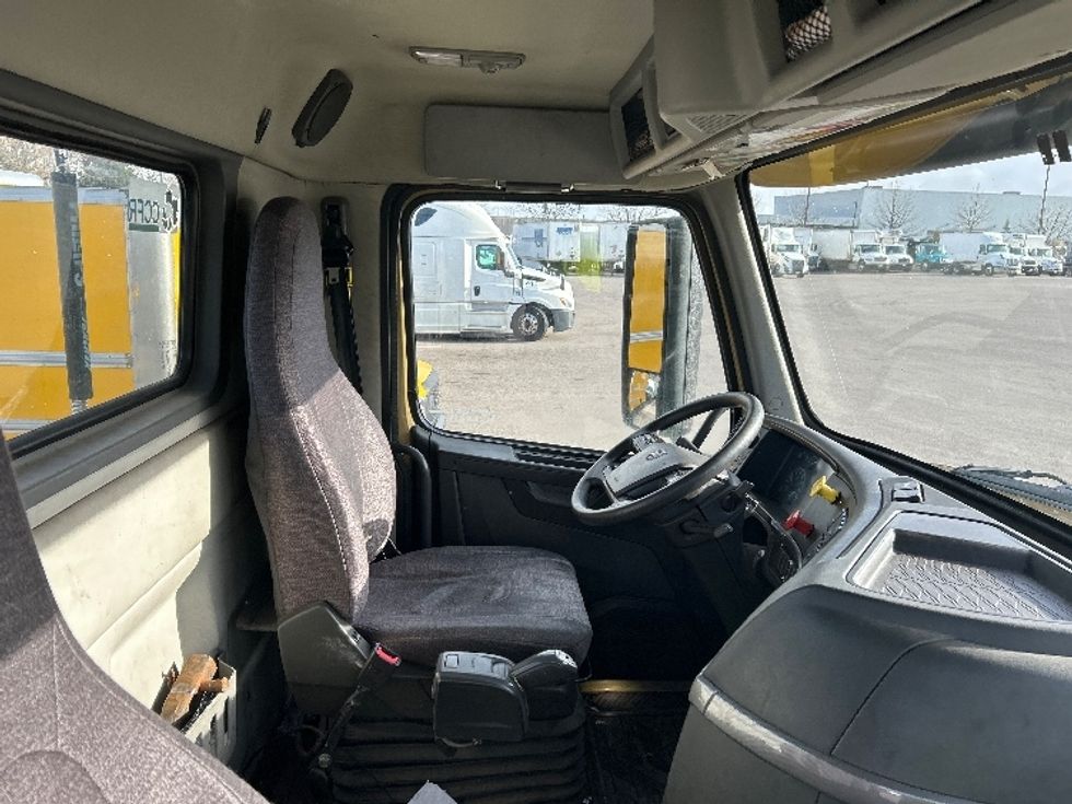 Day Cab Tractor-Heavy Duty Tractors-Volvo-2019-VNL64T300-Mississauga-ON-675,541\n\t\tkm-$ 52,750 - Image 14