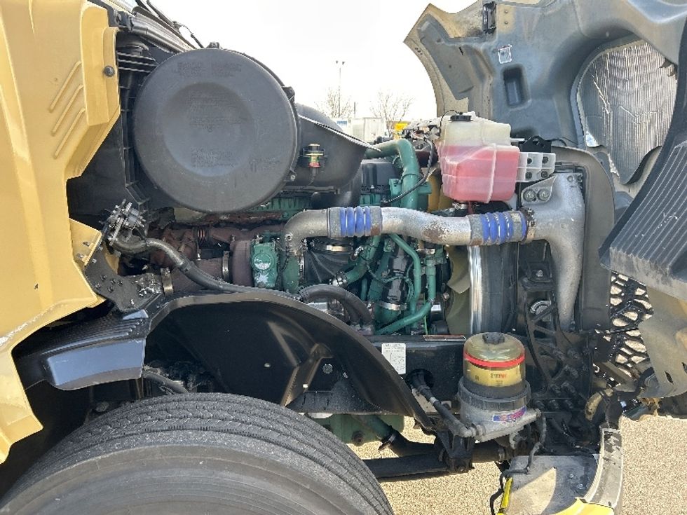 Day Cab Tractor-Heavy Duty Tractors-Volvo-2019-VNL64T300-Mississauga-ON-675,541\n\t\tkm-$ 52,750 - Image 15
