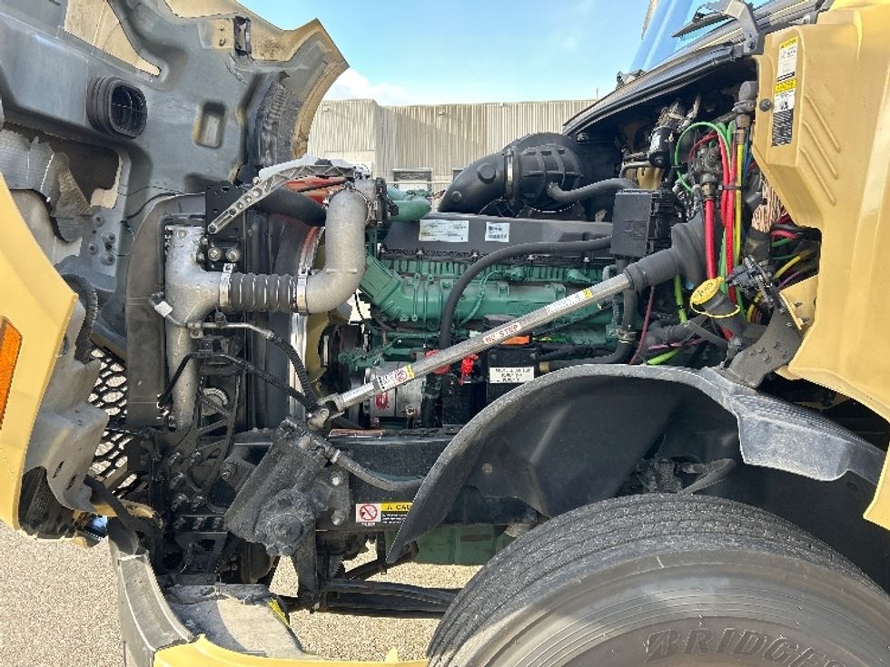 Day Cab Tractor-Heavy Duty Tractors-Volvo-2019-VNL64T300-Mississauga-ON-675,541\n\t\tkm-$ 52,750 - Image 16