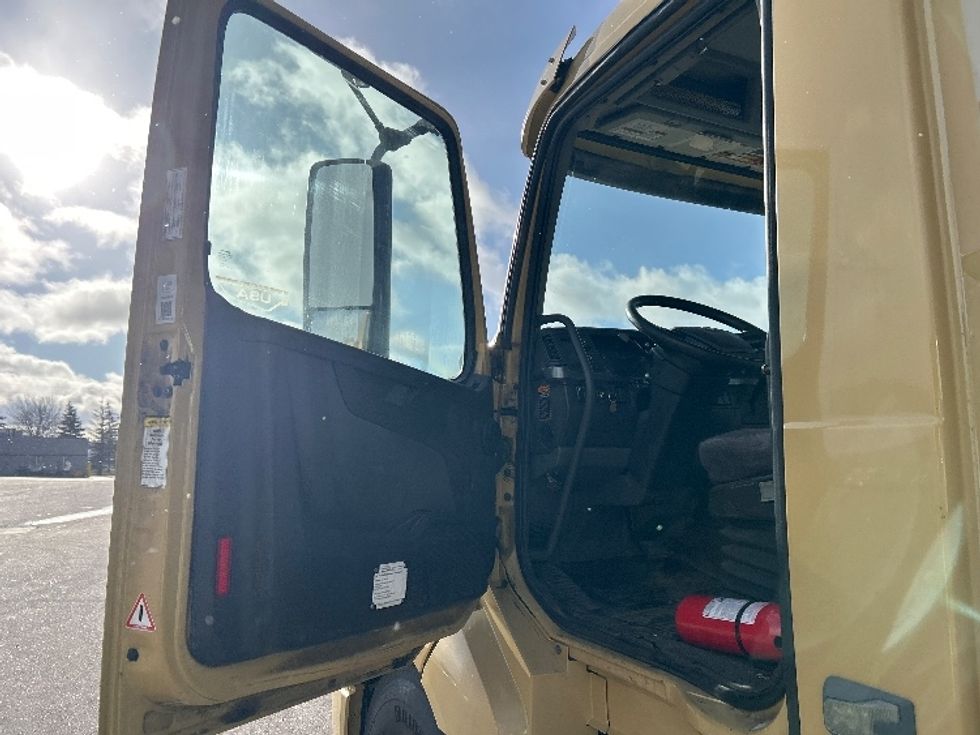 Day Cab Tractor-Heavy Duty Tractors-Volvo-2019-VNL64T300-Mississauga-ON-675,541\n\t\tkm-$ 52,750 - Image 9