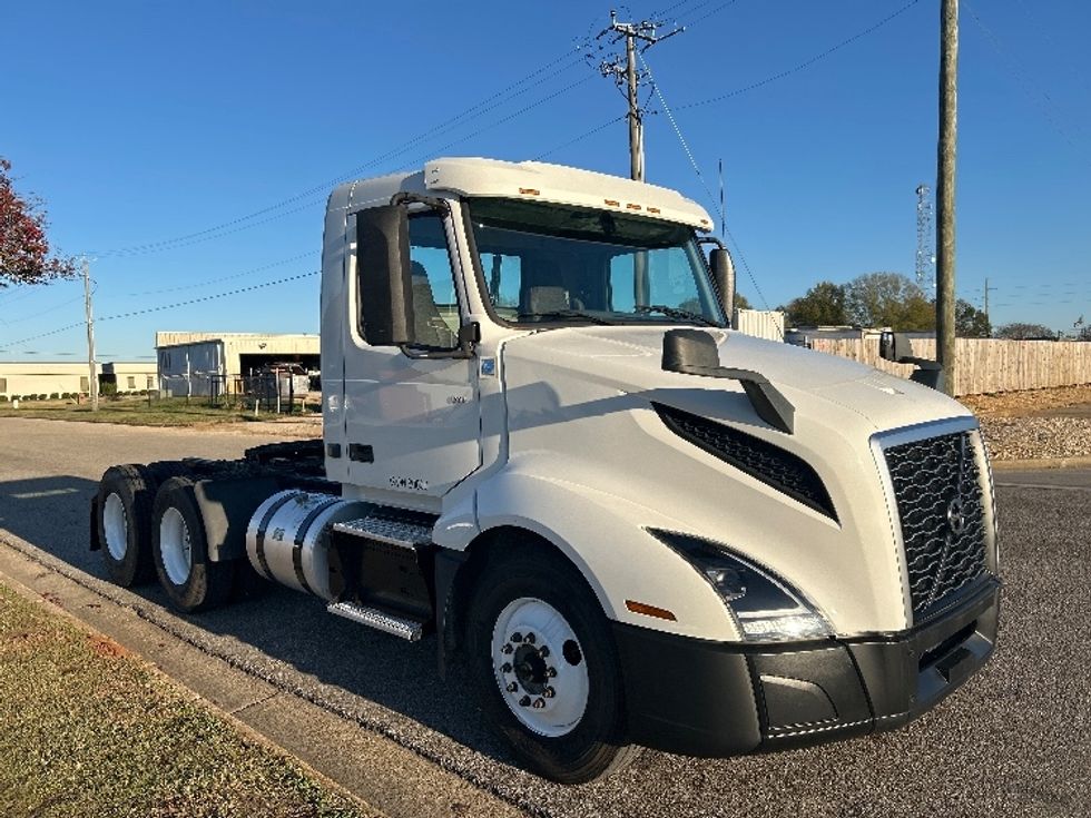 Day Cab Tractor-Heavy Duty Tractors-Volvo-2019-VNL64T300-Montgomery-AL-417,232\n\t\tmiles-$ 41,750 - Image 1