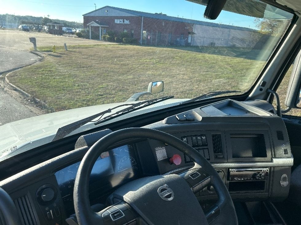 Day Cab Tractor-Heavy Duty Tractors-Volvo-2019-VNL64T300-Montgomery-AL-417,232\n\t\tmiles-$ 41,750 - Image 10