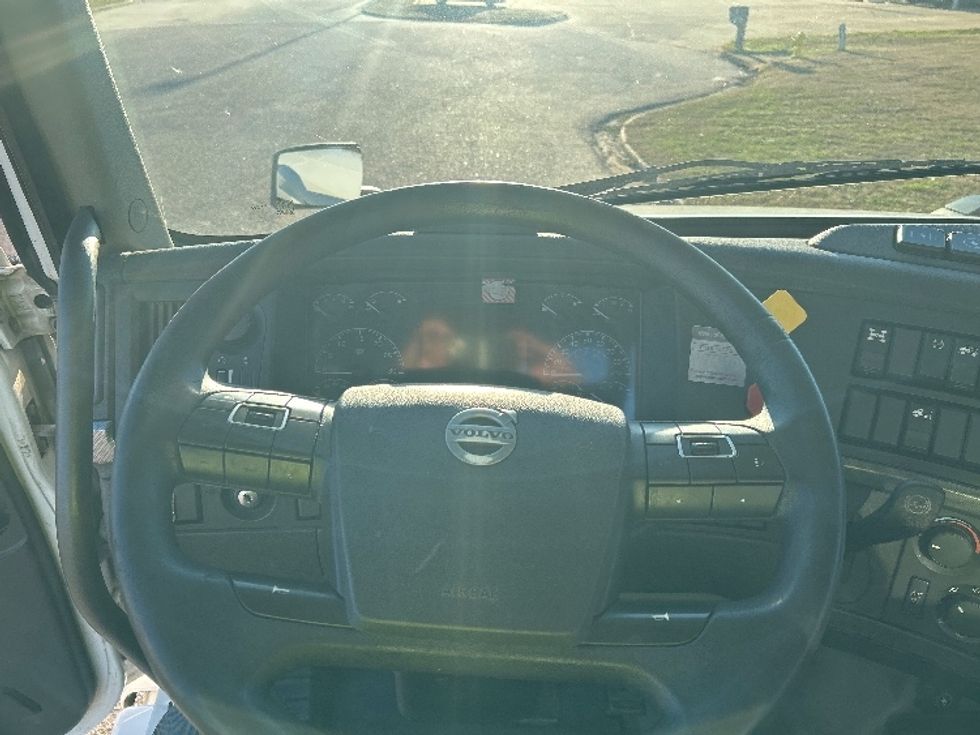 Day Cab Tractor-Heavy Duty Tractors-Volvo-2019-VNL64T300-Montgomery-AL-417,232\n\t\tmiles-$ 41,750 - Image 11