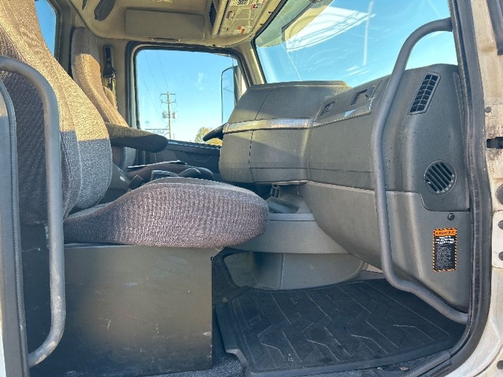 Day Cab Tractor-Heavy Duty Tractors-Volvo-2019-VNL64T300-Montgomery-AL-417,232\n\t\tmiles-$ 41,750 - Image 12