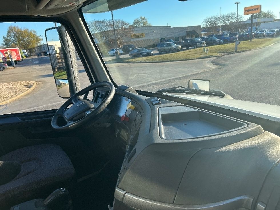 Day Cab Tractor-Heavy Duty Tractors-Volvo-2019-VNL64T300-Montgomery-AL-417,232\n\t\tmiles-$ 41,750 - Image 14