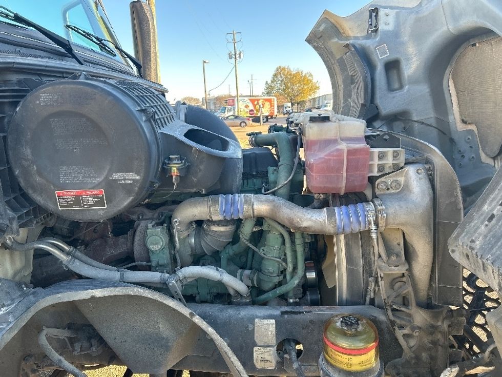 Day Cab Tractor-Heavy Duty Tractors-Volvo-2019-VNL64T300-Montgomery-AL-417,232\n\t\tmiles-$ 41,750 - Image 15