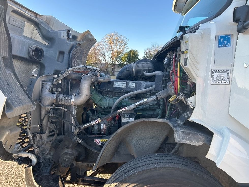 Day Cab Tractor-Heavy Duty Tractors-Volvo-2019-VNL64T300-Montgomery-AL-417,232\n\t\tmiles-$ 41,750 - Image 16