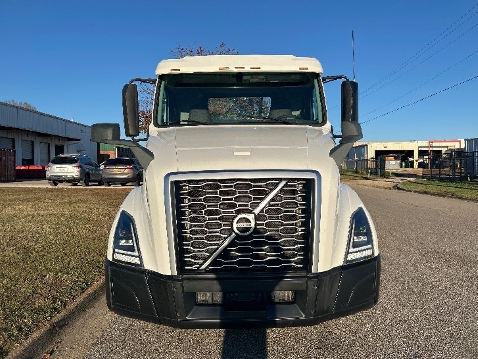 Day Cab Tractor-Heavy Duty Tractors-Volvo-2019-VNL64T300-Montgomery-AL-417,232\n\t\tmiles-$ 41,750 - Image 2