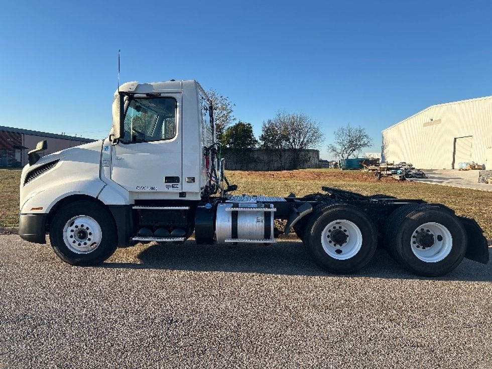 Day Cab Tractor-Heavy Duty Tractors-Volvo-2019-VNL64T300-Montgomery-AL-417,232\n\t\tmiles-$ 41,750 - Image 4