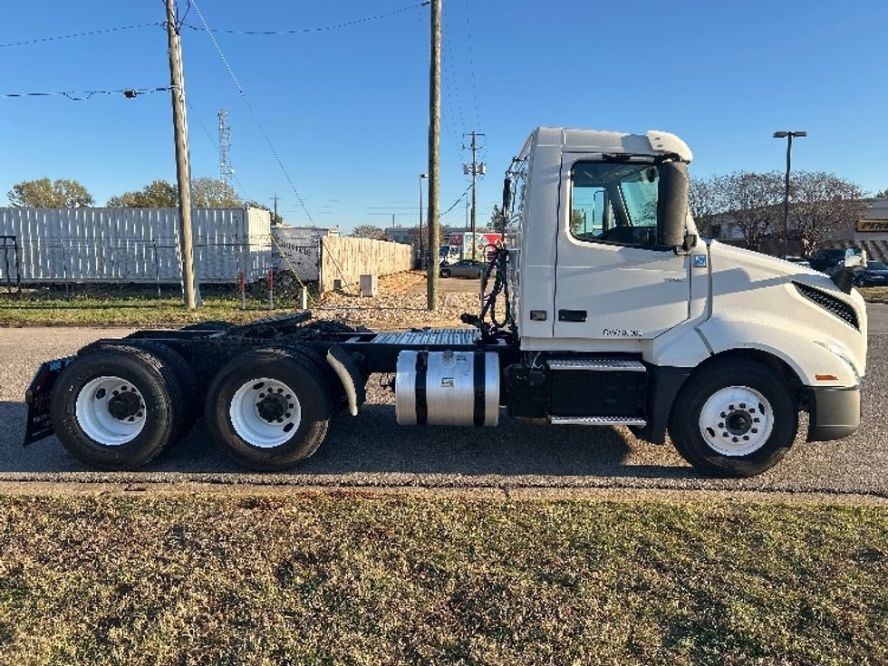 Day Cab Tractor-Heavy Duty Tractors-Volvo-2019-VNL64T300-Montgomery-AL-417,232\n\t\tmiles-$ 41,750 - Image 8