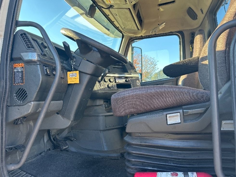 Day Cab Tractor-Heavy Duty Tractors-Volvo-2019-VNL64T300-Montgomery-AL-417,232\n\t\tmiles-$ 41,750 - Image 9