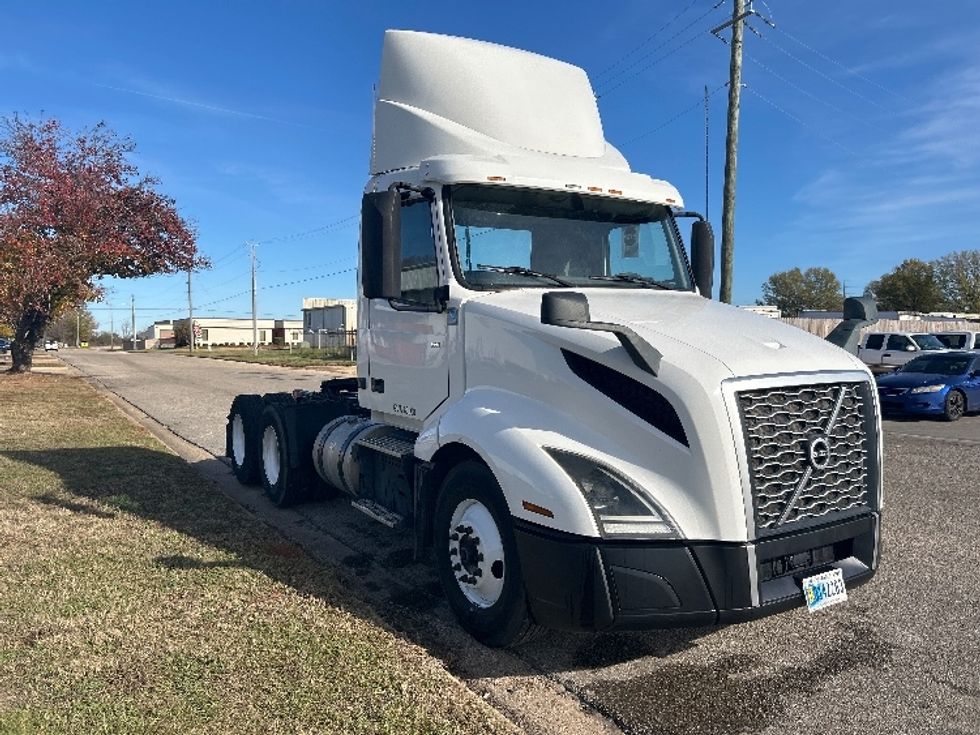 Day Cab Tractor-Heavy Duty Tractors-Volvo-2019-VNL64T300-Montgomery-AL-490,910\n\t\tmiles-$ 37,500 - Image 1