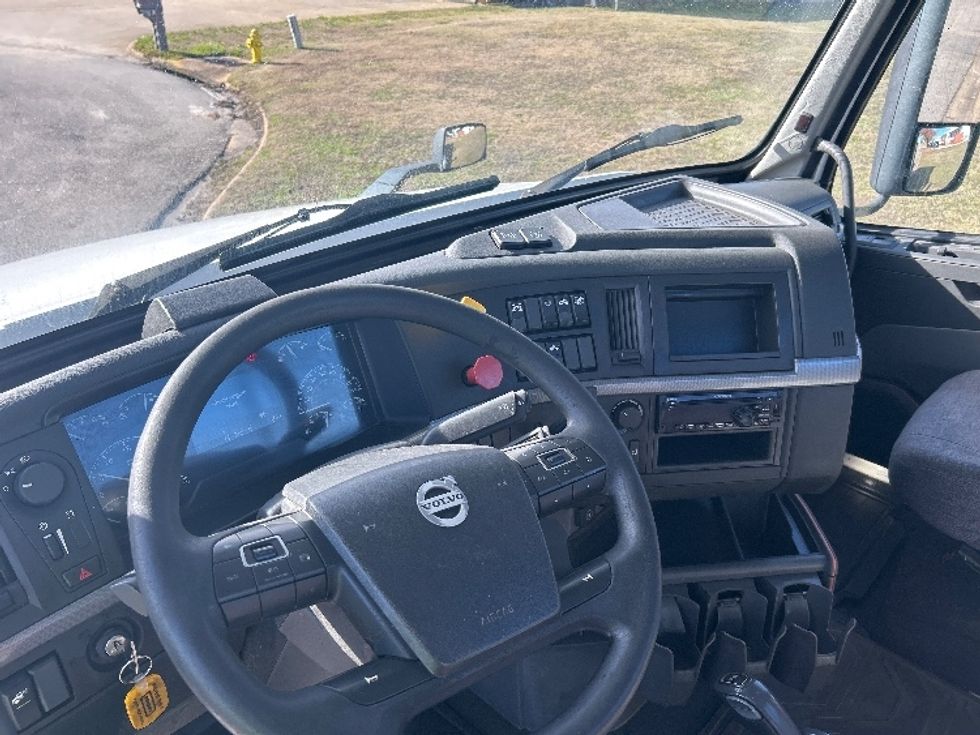 Day Cab Tractor-Heavy Duty Tractors-Volvo-2019-VNL64T300-Montgomery-AL-490,910\n\t\tmiles-$ 37,500 - Image 10
