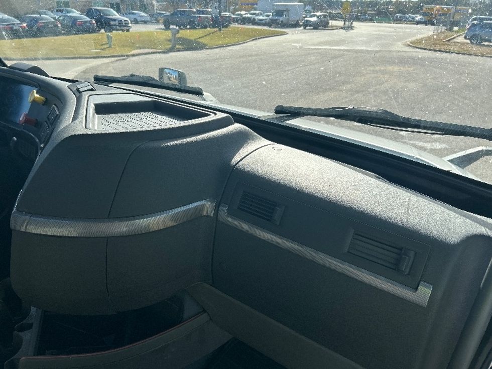 Day Cab Tractor-Heavy Duty Tractors-Volvo-2019-VNL64T300-Montgomery-AL-490,910\n\t\tmiles-$ 37,500 - Image 13