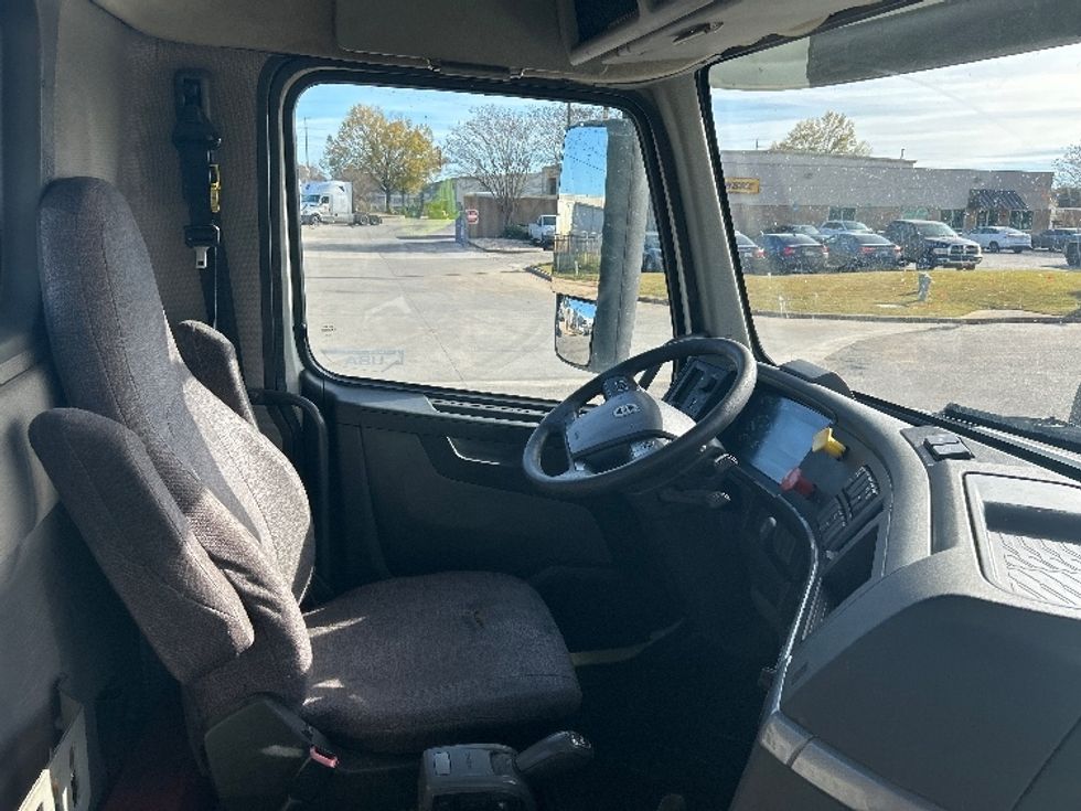 Day Cab Tractor-Heavy Duty Tractors-Volvo-2019-VNL64T300-Montgomery-AL-490,910\n\t\tmiles-$ 37,500 - Image 14