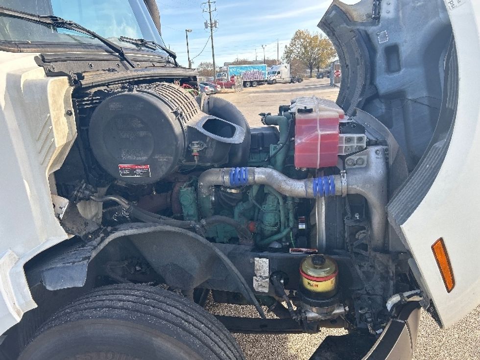 Day Cab Tractor-Heavy Duty Tractors-Volvo-2019-VNL64T300-Montgomery-AL-490,910\n\t\tmiles-$ 37,500 - Image 15