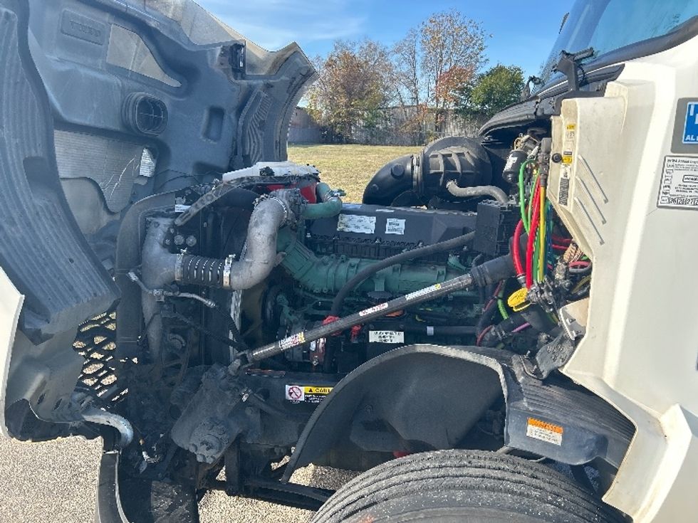 Day Cab Tractor-Heavy Duty Tractors-Volvo-2019-VNL64T300-Montgomery-AL-490,910\n\t\tmiles-$ 37,500 - Image 16