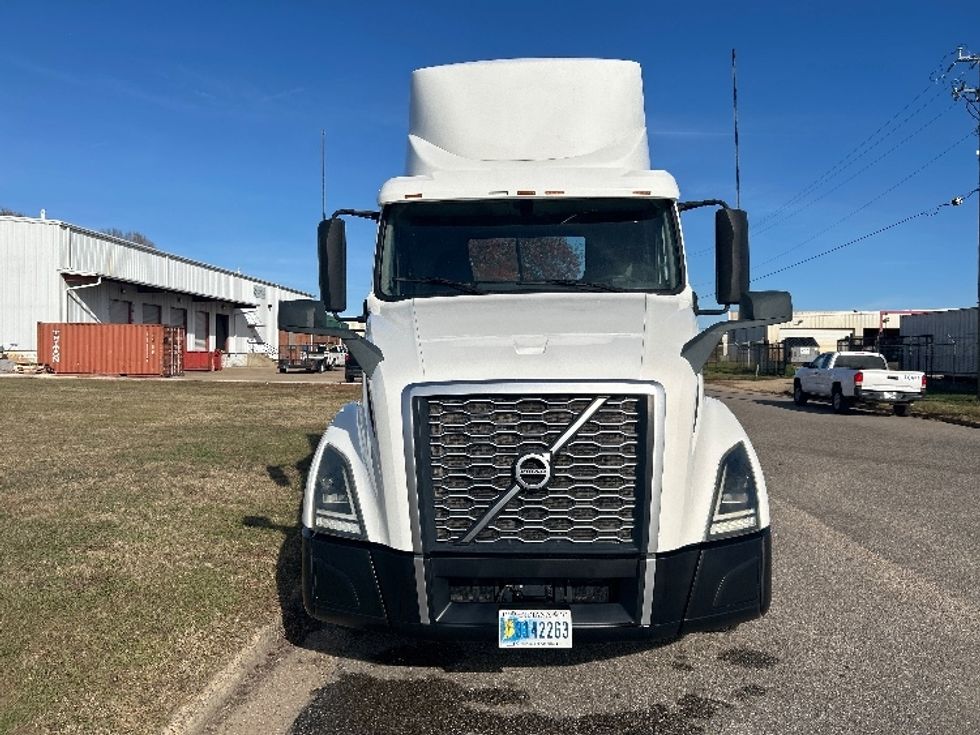 Day Cab Tractor-Heavy Duty Tractors-Volvo-2019-VNL64T300-Montgomery-AL-490,910\n\t\tmiles-$ 37,500 - Image 2