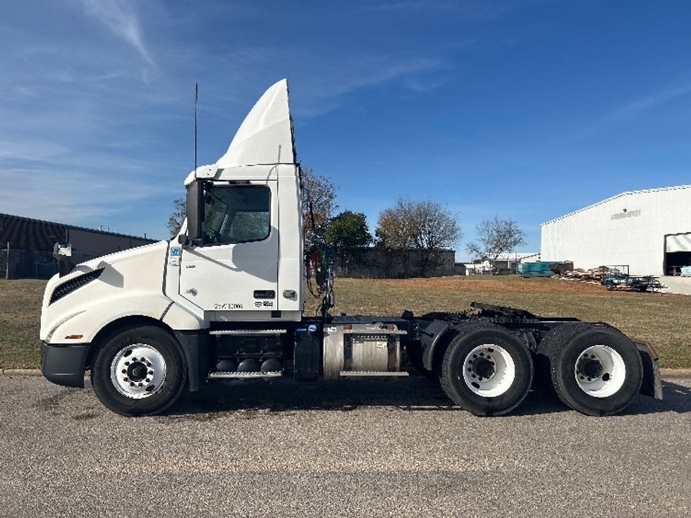Day Cab Tractor-Heavy Duty Tractors-Volvo-2019-VNL64T300-Montgomery-AL-490,910\n\t\tmiles-$ 37,500 - Image 4