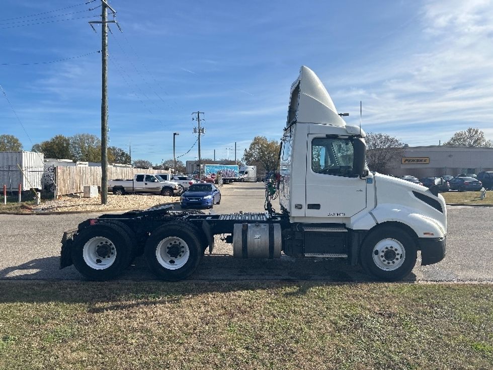 Day Cab Tractor-Heavy Duty Tractors-Volvo-2019-VNL64T300-Montgomery-AL-490,910\n\t\tmiles-$ 37,500 - Image 8