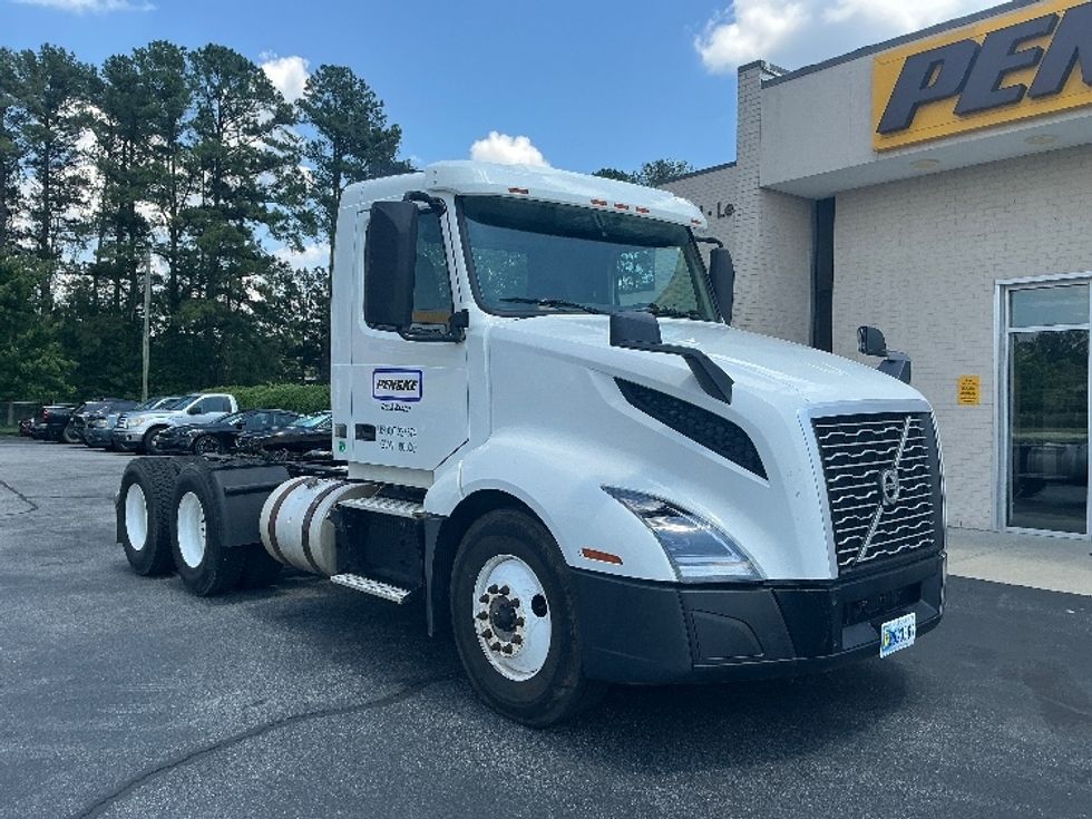 Day Cab Tractor-Heavy Duty Tractors-Volvo-2019-VNL64T300-Morrisville-NC-440,724\n\t\tmiles-$ 39,750 - Image 1