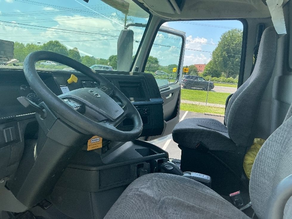 Day Cab Tractor-Heavy Duty Tractors-Volvo-2019-VNL64T300-Morrisville-NC-440,724\n\t\tmiles-$ 39,750 - Image 10