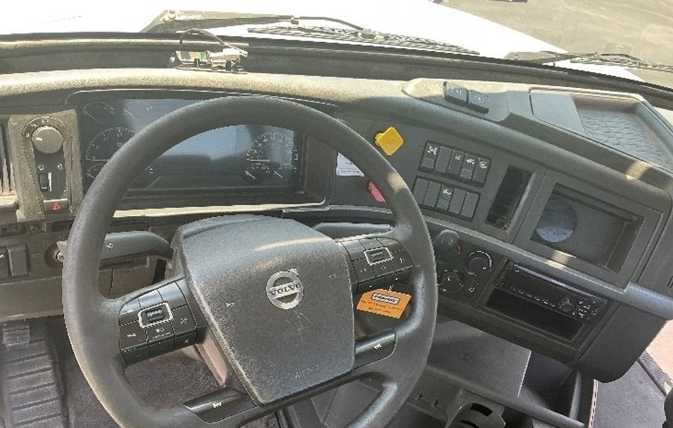 Day Cab Tractor-Heavy Duty Tractors-Volvo-2019-VNL64T300-Morrisville-NC-440,724\n\t\tmiles-$ 39,750 - Image 11