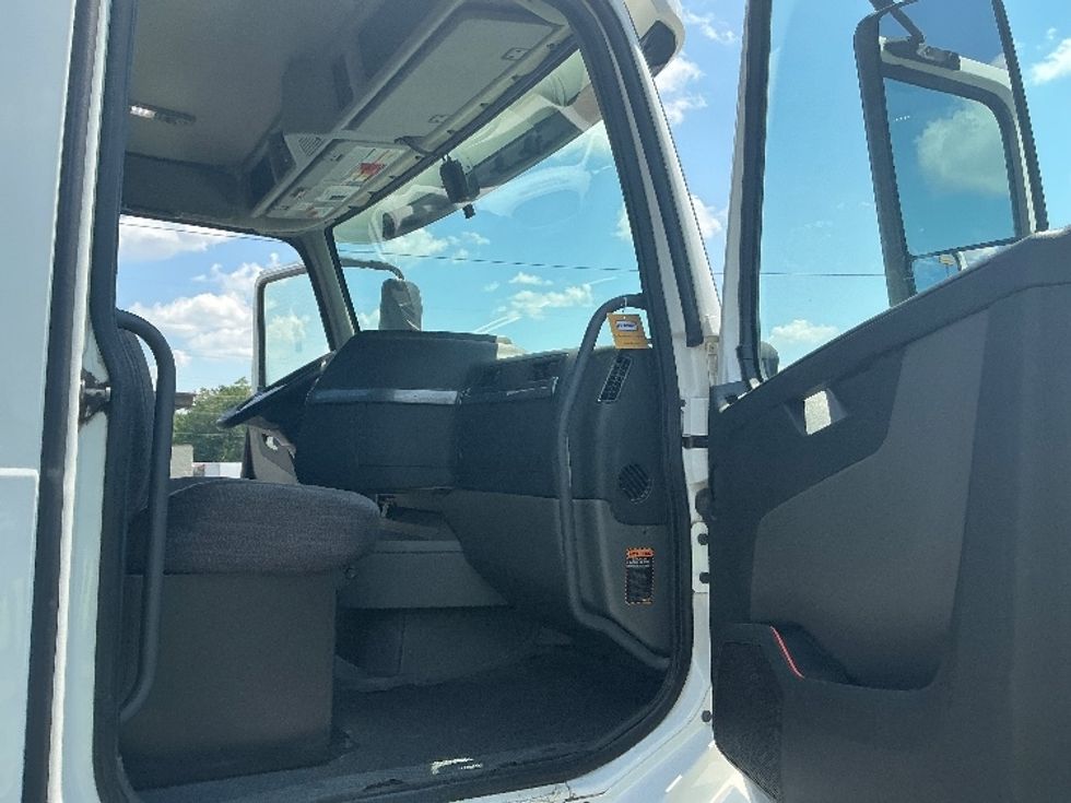 Day Cab Tractor-Heavy Duty Tractors-Volvo-2019-VNL64T300-Morrisville-NC-440,724\n\t\tmiles-$ 39,750 - Image 12