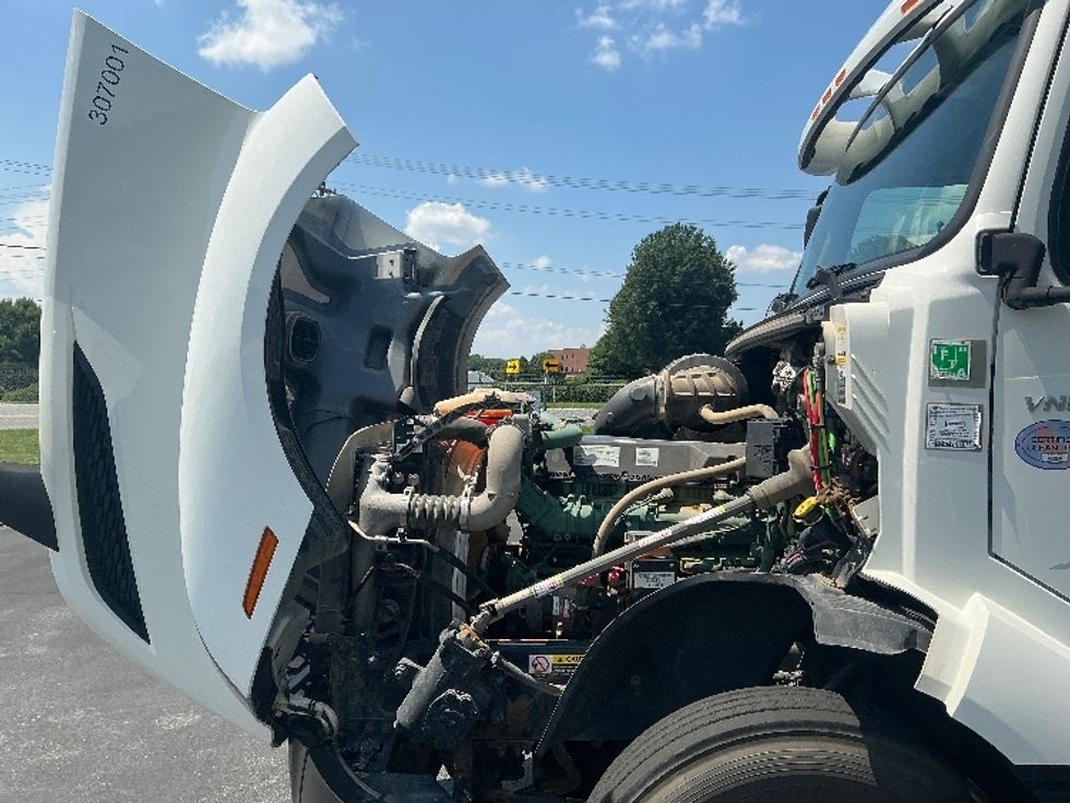 Day Cab Tractor-Heavy Duty Tractors-Volvo-2019-VNL64T300-Morrisville-NC-440,724\n\t\tmiles-$ 39,750 - Image 16