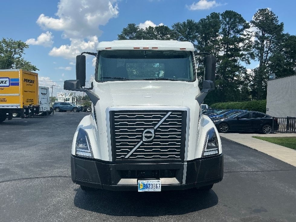 Day Cab Tractor-Heavy Duty Tractors-Volvo-2019-VNL64T300-Morrisville-NC-440,724\n\t\tmiles-$ 39,750 - Image 2