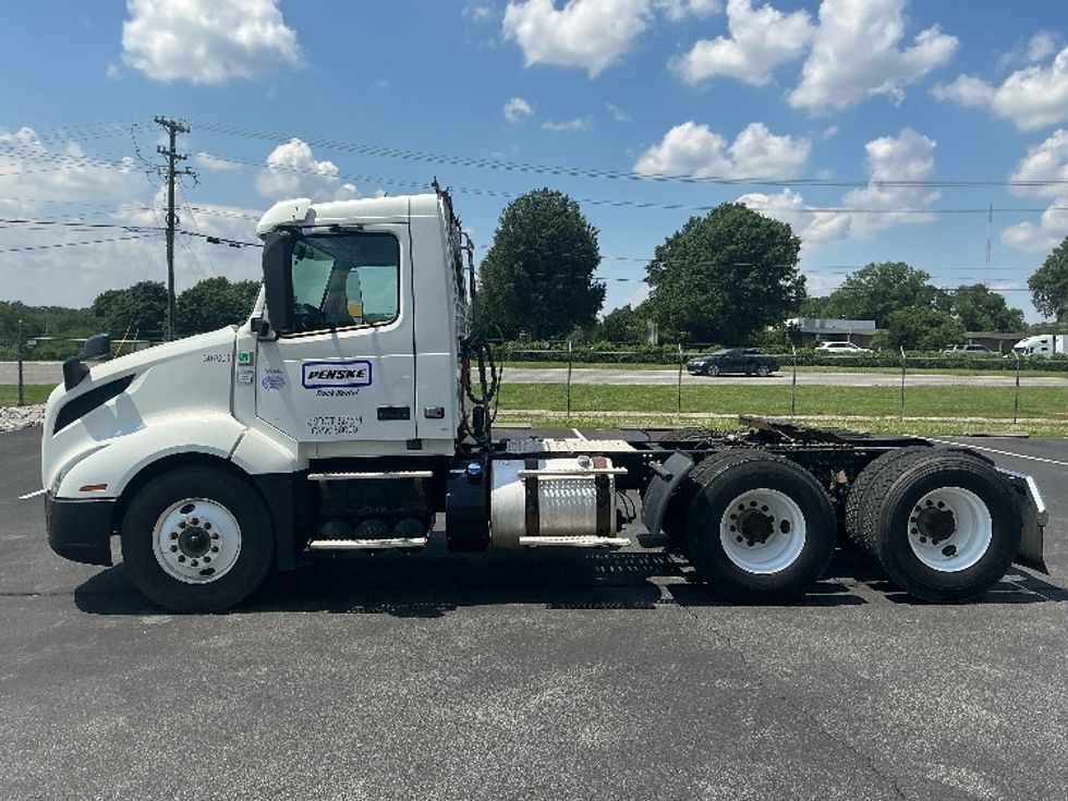Day Cab Tractor-Heavy Duty Tractors-Volvo-2019-VNL64T300-Morrisville-NC-440,724\n\t\tmiles-$ 39,750 - Image 4