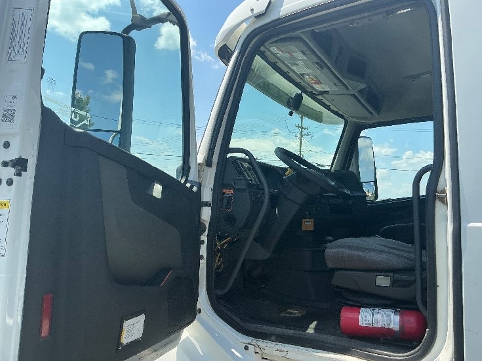 Day Cab Tractor-Heavy Duty Tractors-Volvo-2019-VNL64T300-Morrisville-NC-440,724\n\t\tmiles-$ 39,750 - Image 9