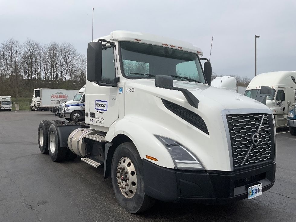 2019 Volvo VNL64T300 Day Cab Tractor