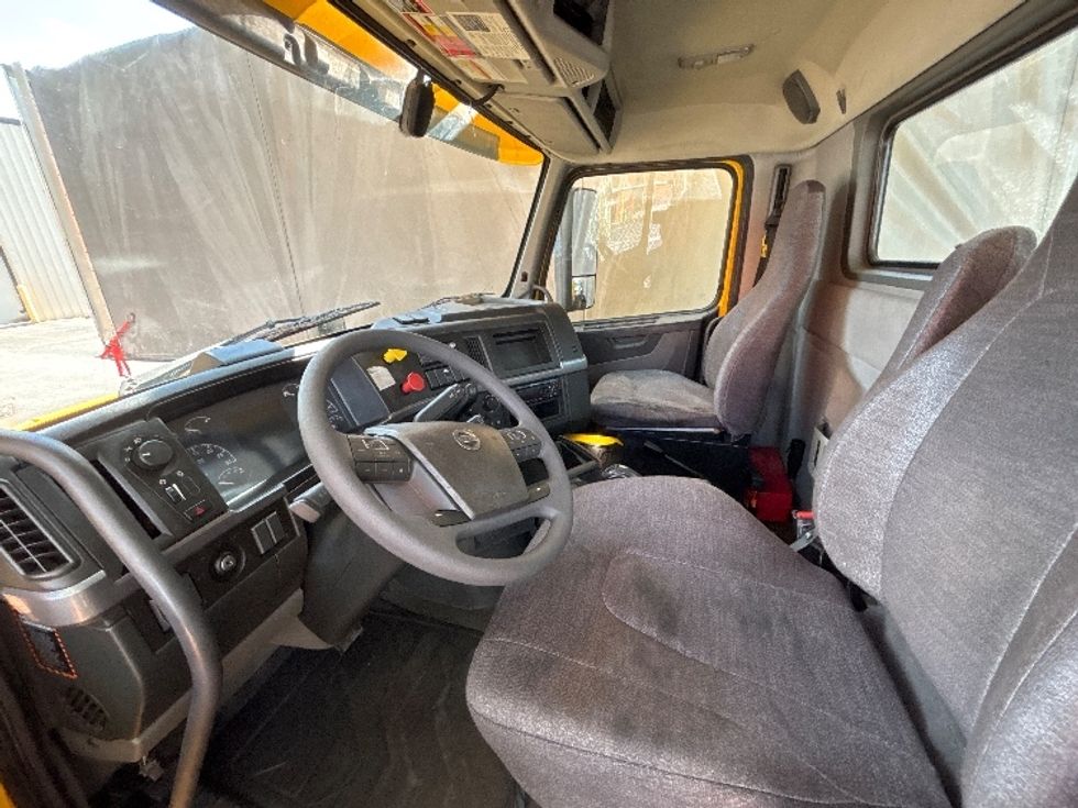 Day Cab Tractor-Heavy Duty Tractors-Volvo-2019-VNL64T300-Norcross-GA-108,963\n\t\tmiles-$ 58,750 - Image 10