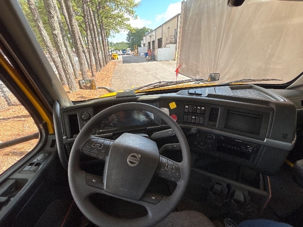 Day Cab Tractor-Heavy Duty Tractors-Volvo-2019-VNL64T300-Norcross-GA-108,963\n\t\tmiles-$ 58,750 - Image 11