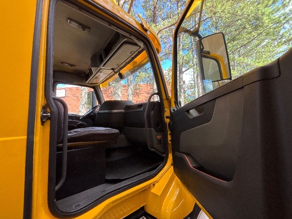 Day Cab Tractor-Heavy Duty Tractors-Volvo-2019-VNL64T300-Norcross-GA-108,963\n\t\tmiles-$ 58,750 - Image 12