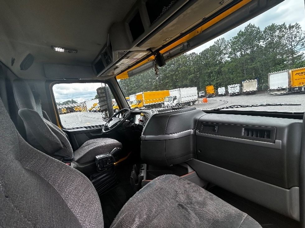 Day Cab Tractor-Heavy Duty Tractors-Volvo-2019-VNL64T300-Norcross-GA-108,963\n\t\tmiles-$ 58,750 - Image 14