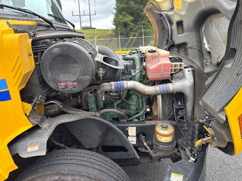 Day Cab Tractor-Heavy Duty Tractors-Volvo-2019-VNL64T300-Norcross-GA-108,963\n\t\tmiles-$ 58,750 - Image 15