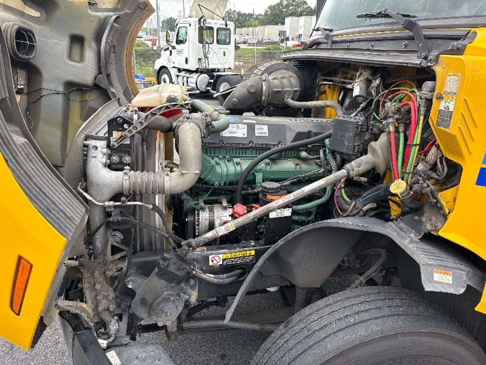 Day Cab Tractor-Heavy Duty Tractors-Volvo-2019-VNL64T300-Norcross-GA-108,963\n\t\tmiles-$ 58,750 - Image 16