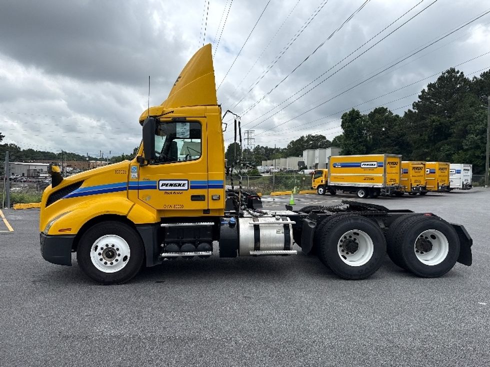 Day Cab Tractor-Heavy Duty Tractors-Volvo-2019-VNL64T300-Norcross-GA-108,963\n\t\tmiles-$ 58,750 - Image 4