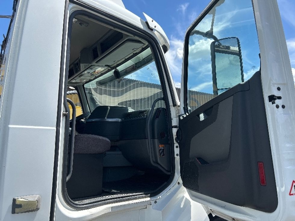 Day Cab Tractor-Heavy Duty Tractors-Volvo-2019-VNL64T300-Ocala-FL-275,754\n\t\tmiles-$ 53,000 - Image 12