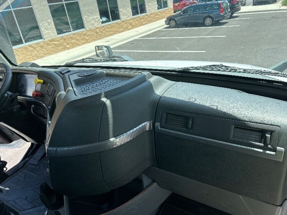 Day Cab Tractor-Heavy Duty Tractors-Volvo-2019-VNL64T300-Ocala-FL-275,754\n\t\tmiles-$ 53,000 - Image 13