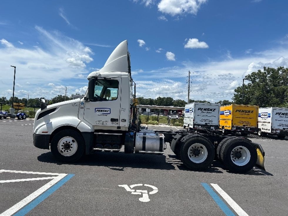Day Cab Tractor-Heavy Duty Tractors-Volvo-2019-VNL64T300-Ocala-FL-275,754\n\t\tmiles-$ 53,000 - Image 4