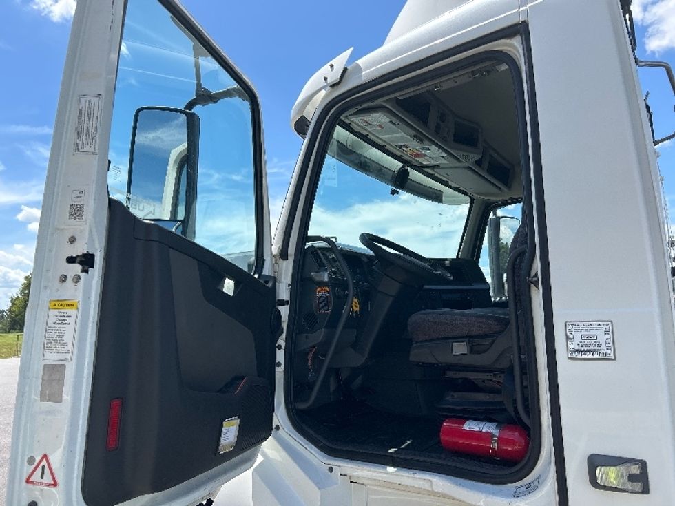 Day Cab Tractor-Heavy Duty Tractors-Volvo-2019-VNL64T300-Ocala-FL-275,754\n\t\tmiles-$ 53,000 - Image 9