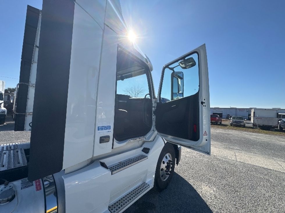 Day Cab Tractor-Heavy Duty Tractors-Volvo-2019-VNL64T300-Ocala-FL-511,328\n\t\tmiles-$ 36,750 - Image 12