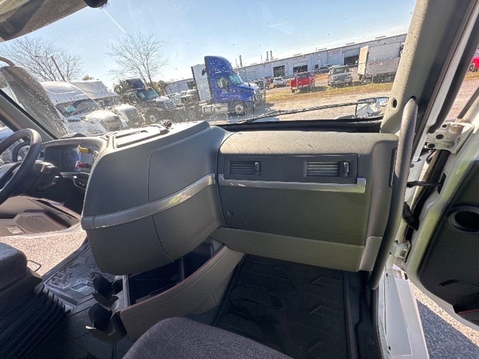 Day Cab Tractor-Heavy Duty Tractors-Volvo-2019-VNL64T300-Ocala-FL-511,328\n\t\tmiles-$ 36,750 - Image 13